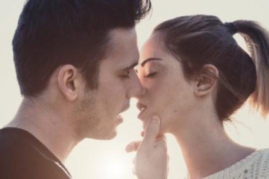 如何让喜欢的女孩主动亲你：10个简单技巧