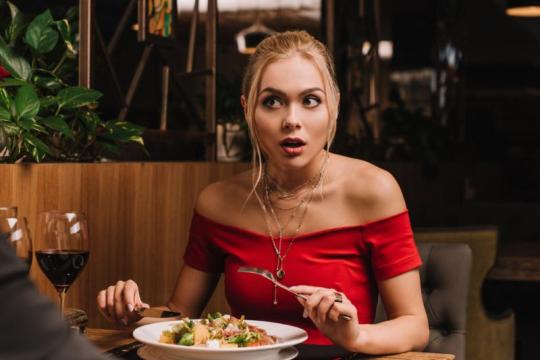 武器化的过度分享：约会中的严重警示信号，你必须了解