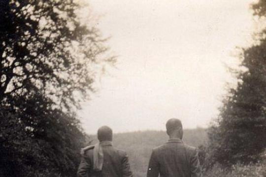 一个男人如何为逝去的朋友哀悼