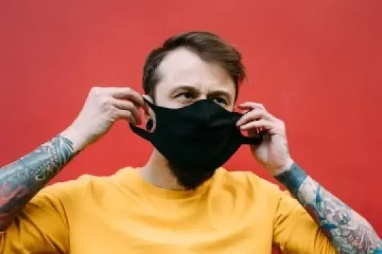 “口罩痘”：2021年必备配件带来的皮肤困扰