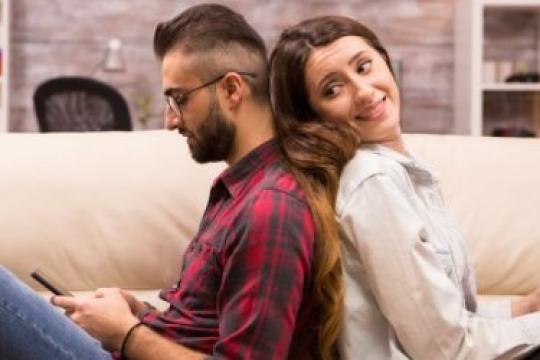 什么是“藏匿式”恋爱关系？表现、影响及解决方法