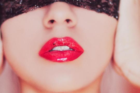 带上眼罩上床，激情瞬间升级——原因揭秘