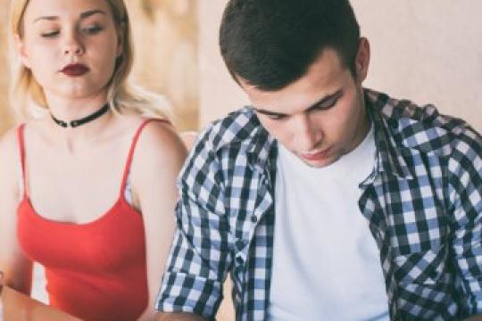 你偷偷查看了伴侣的手机——如何修复关系