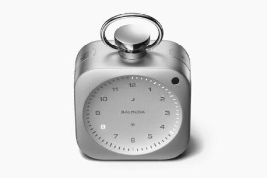 Balmuda推出由Jony Ive设计的床头钟，为手机屏幕光带来更柔和的替代方案