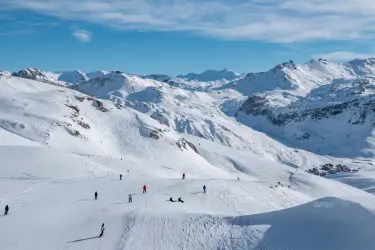 计划去蒂涅滑雪？了解这个热门滑雪胜地的优缺点