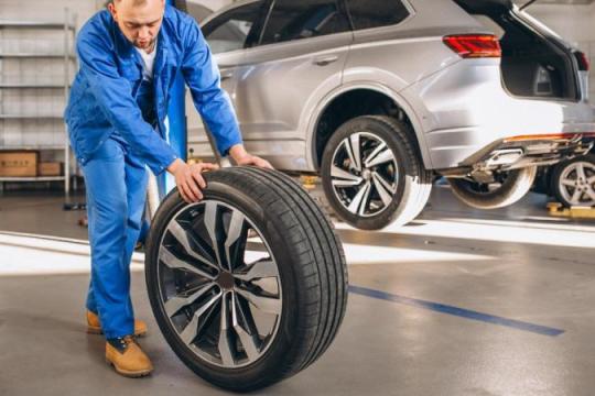 轮胎换位时经销商刮伤轮毂，却称外观损伤不予赔偿