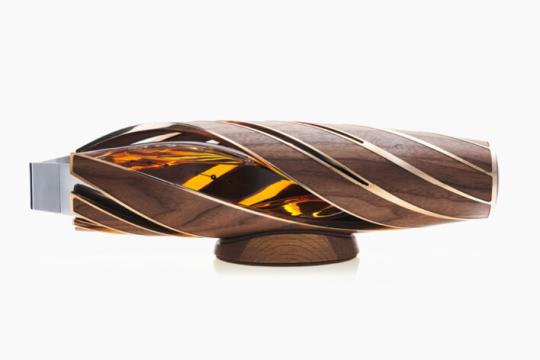 麦卡伦与宾利联手推出价值5万美元的螺旋瓶威士忌