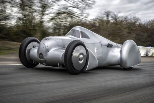 奥迪复刻1935年传奇陆速纪录车，搭载机械增压V16发动机