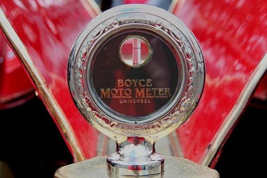 汽车为什么会有引擎盖装饰？背后令人意想不到的原因