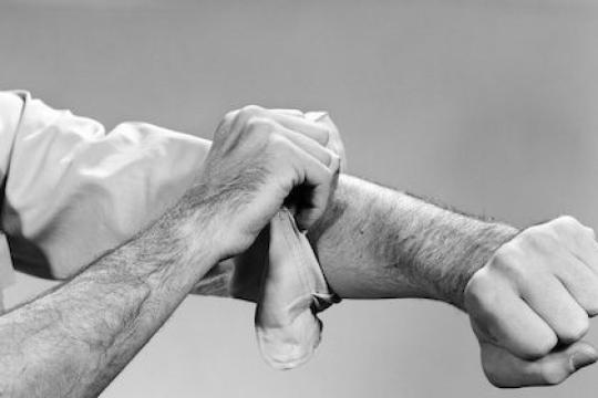 袖子卷起全攻略：如何优雅地卷起衬衫袖子