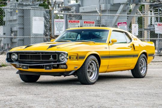 这辆未经修复的1970年Shelby GT500 Grabber黄，拥有Carroll Shelby亲笔签名