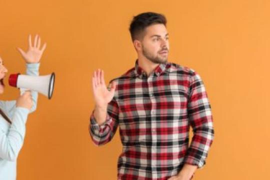 男生忽视你意味着什么？10个可能的原因解析