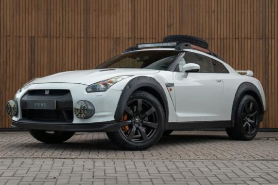 普林斯将日产GT-R改装成全地形越野车，提升悬挂5英寸