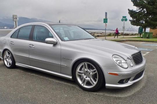 为何2000年代中期的V8轿车如此受欢迎