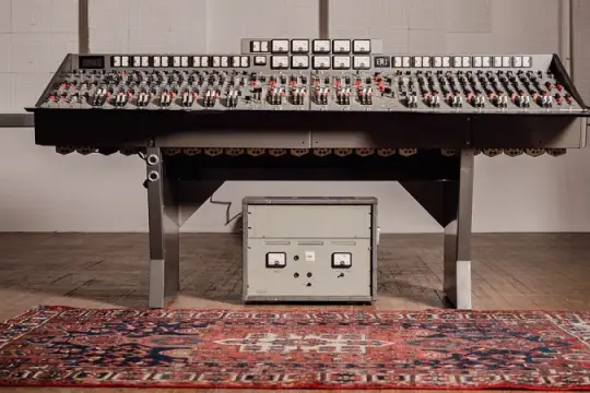 披头士录制《Abbey Road》时使用的录音调音台现已开放出售