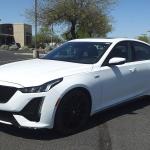 杰伊·雷诺驾驶900马力凯迪拉克CT5-V Blackwing，赞誉美式肌肉车精神