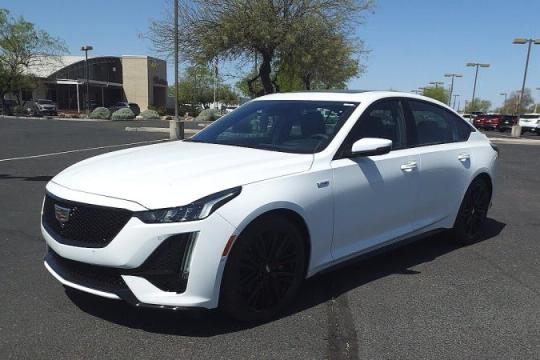 杰伊·雷诺驾驶900马力凯迪拉克CT5-V Blackwing，赞誉美式肌肉车精神