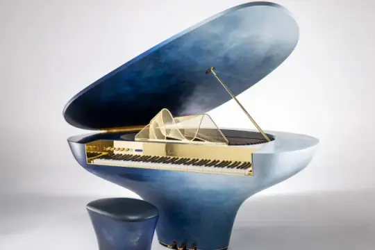 这款超凡乐器融合了12台电脑建模三角钢琴的音色