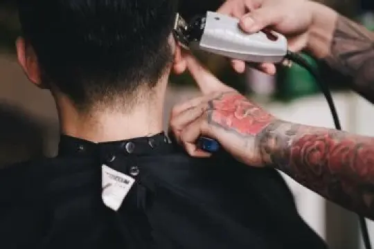 理发师教你如何正确打理浓密头发