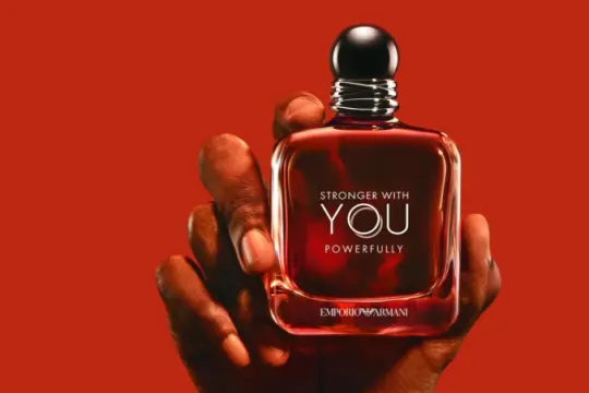 Emporio Armani 推出更浓烈烟熏风格的 Stronger With You Powerfully