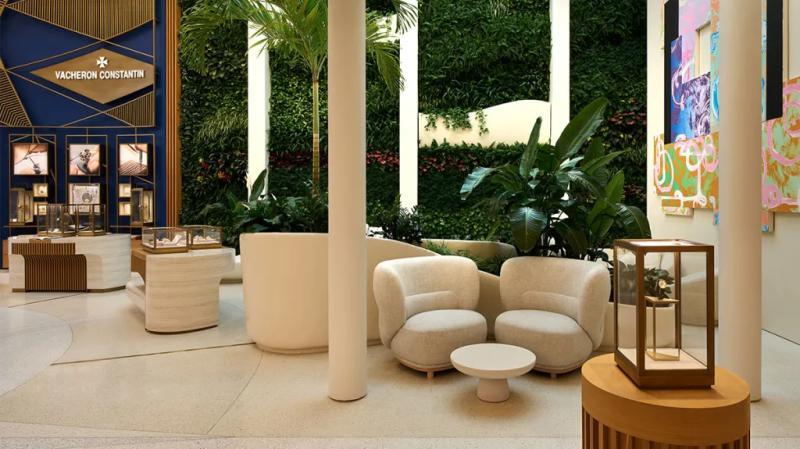 一面覆盖着茂盛绿植的落地墙装饰着江诗丹顿令人印象深刻的迈阿密精品店。