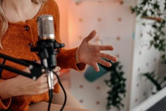 如何将情色ASMR/耳语色情引入你的亲密关系