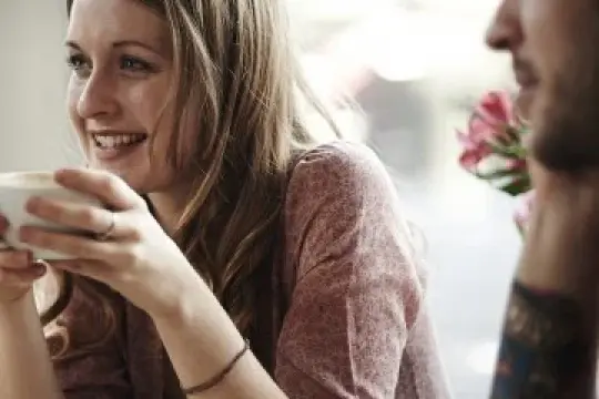 她和别的男生一起玩，你感到嫉妒——该怎么办？