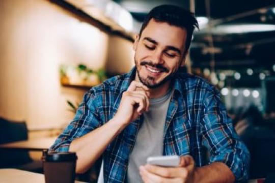 如何通过短信吸引女性：10个迷人技巧