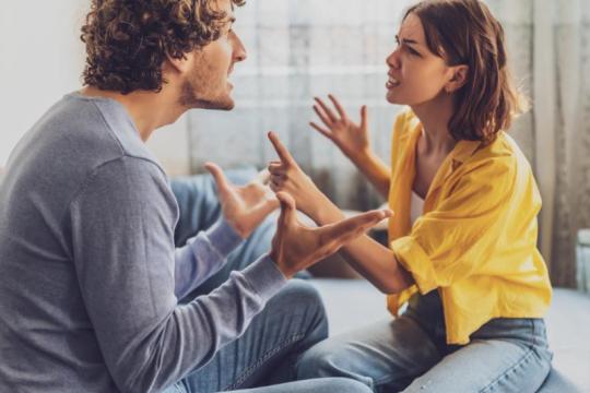 与伴侣争吵时应避免的8件事，专家揭秘