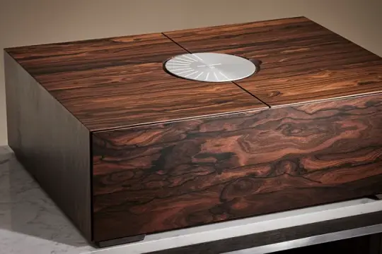 Bang & Olufsen携手Saint Laurent复刻70年代经典黑胶唱机