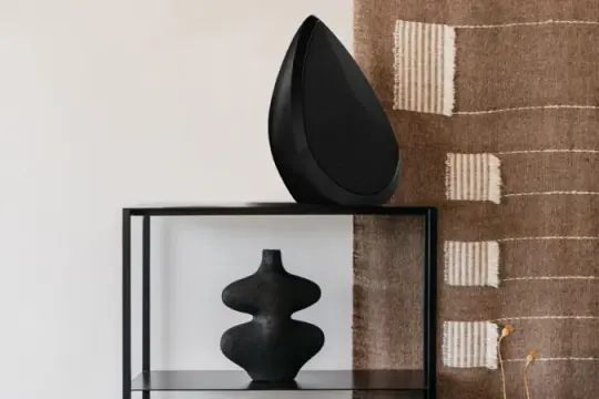 这款灵感源自熔岩岩石的新型音箱，同时也是家居中的时尚雕塑