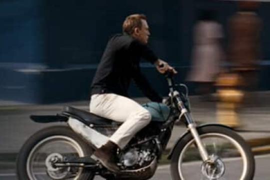 如何驾驭白色牛仔裤的时尚穿搭