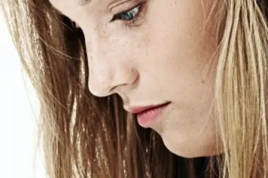 如何应对对伴侣前任感到不安的情绪