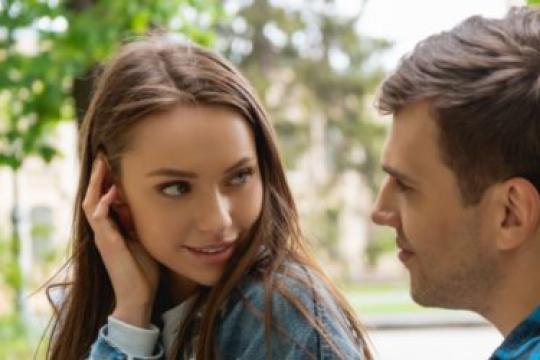 女性对你感兴趣的21个肢体信号