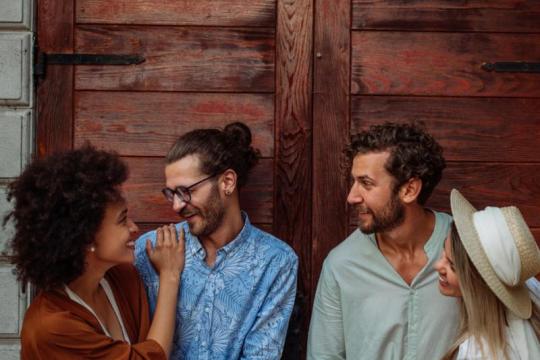 如何轻松愉快地享受群体约会体验