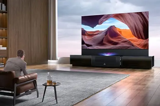 这款全新超短焦4K激光投影仪配备可升降屏幕，观影时自动弹出，不用时隐形收纳