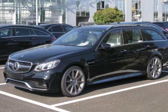 奔驰打造能漂移的旅行车：豪华与性能的另类结合