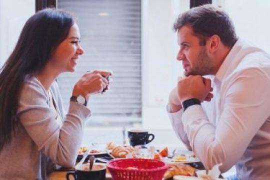 男人真正被你吸引的20个信号