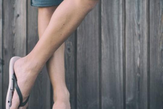 别让你的脚毁了你的形象——夏季凉鞋季节的足部护理指南