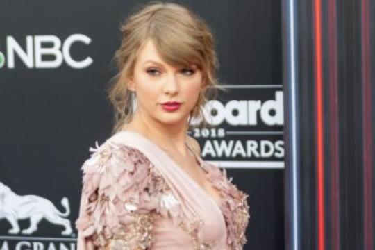 吸引泰勒·斯威夫特的目光：从凯尔斯的爱情秘籍学到的5个恋爱法则