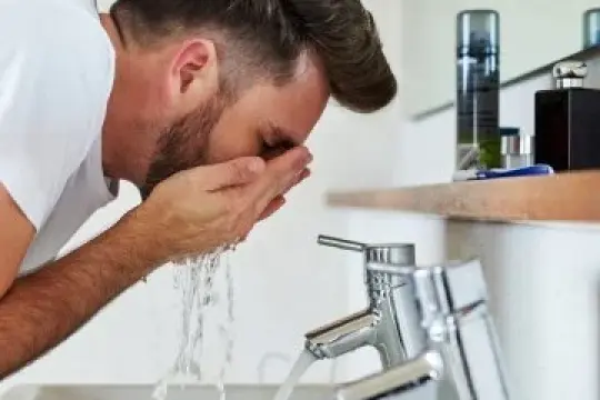 用这些顶级产品彻底摆脱恼人的胡须头皮屑