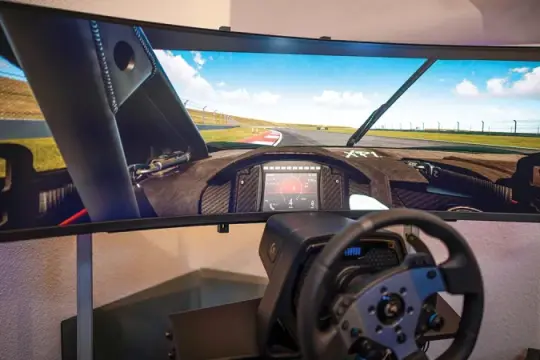 这款赛车模拟器终于破解了真实驾驶的体验