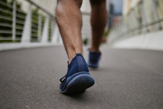 Podcast #1,119：走路的力量——现代鞋履与脆弱双足如何阻碍你的步伐