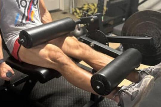 正确使用腿部伸展机，打造强壮有力的大腿肌肉