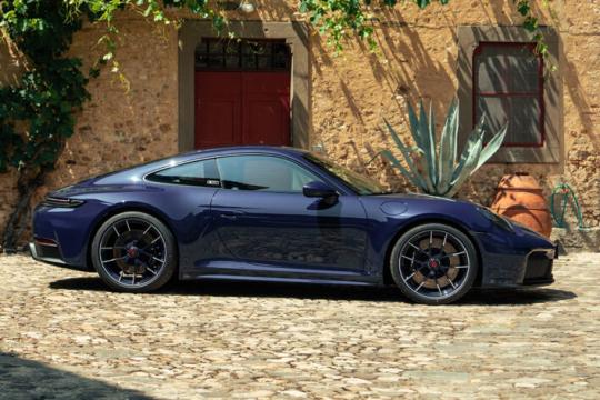 保时捷意大利40周年纪念版911与Taycan，携手Ferragamo焕新蓝色风采