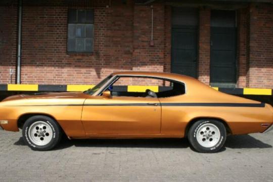 妻子发现丈夫一直在修复1972年款别克Skylark，后来才明白他隐瞒的秘密