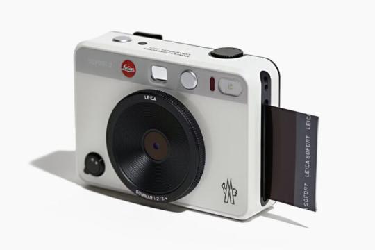 徕卡携手Moncler推出限量版Sofort即时相机