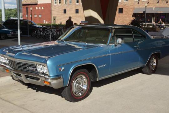 一男子信任修车店托付1966年雪佛兰Impala，竟目睹爱车在城中行驶