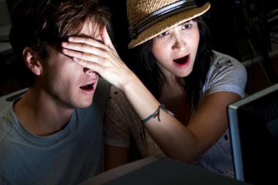 想为爱情生活增添情趣并发现共同兴趣？试试和伴侣一起观看成人内容