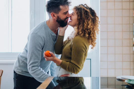 想成为更好的男友、丈夫或伴侣？这9个简单方法让你的另一半感受特别